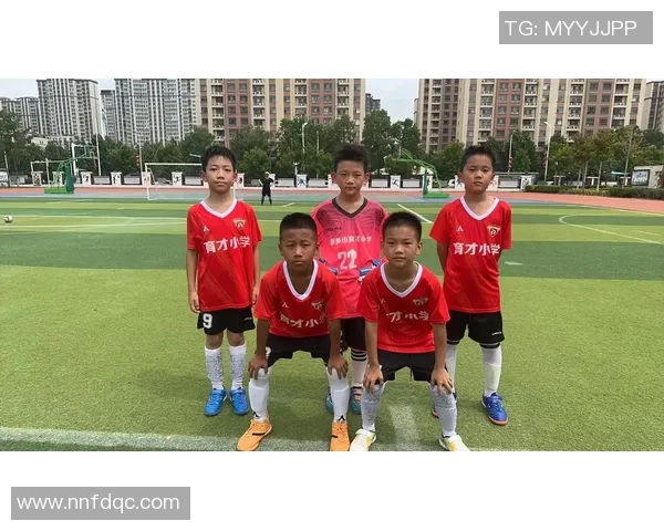 小小足球圆溜溜梦想飞扬在绿茵场上少年们的激情与友谊交织成的乐章