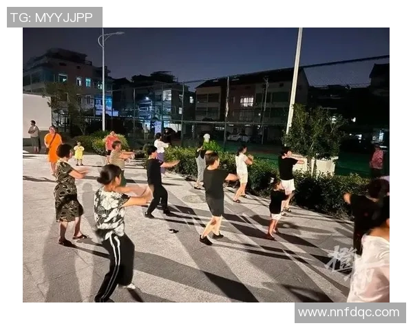 广场舞与篮球场的完美结合让运动与艺术在视频中交融